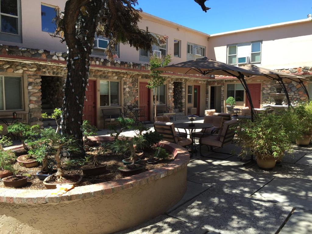 Popular attractions Area Nearby Property